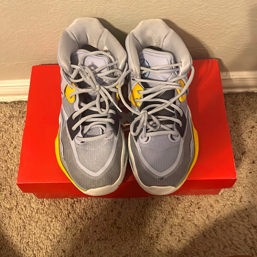 NIKE Men’s Kyrie Infinity Basketball Sneakers